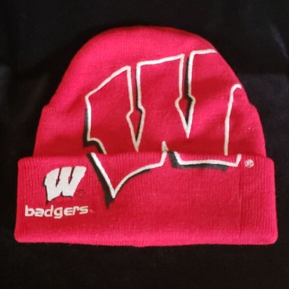 Bright Red Wisconsin Badgers Knit Hat Yth Sz 8-20 - Picture 1 of 5